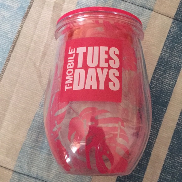 🌺 T-MOBILE Cup with pink straw - Picture 2 of 8